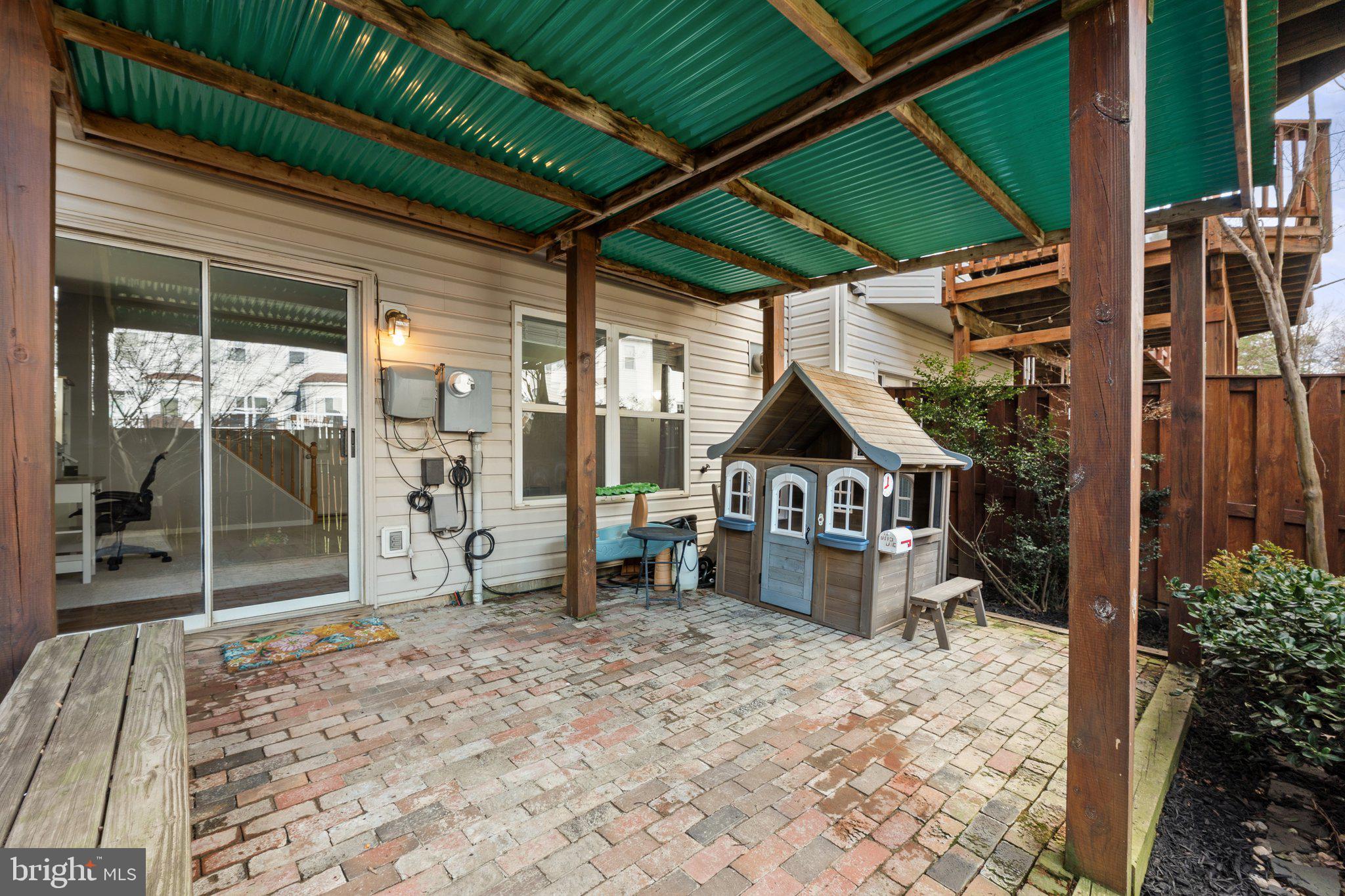 ISLAND CREEK - Residential