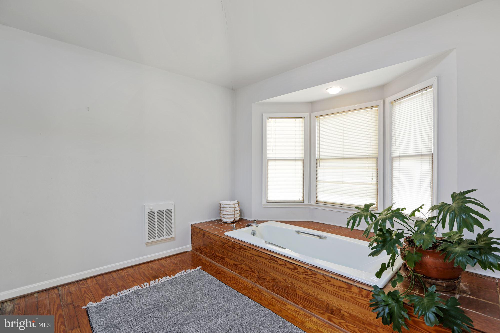 POTOMAC OUTSIDE - Residential