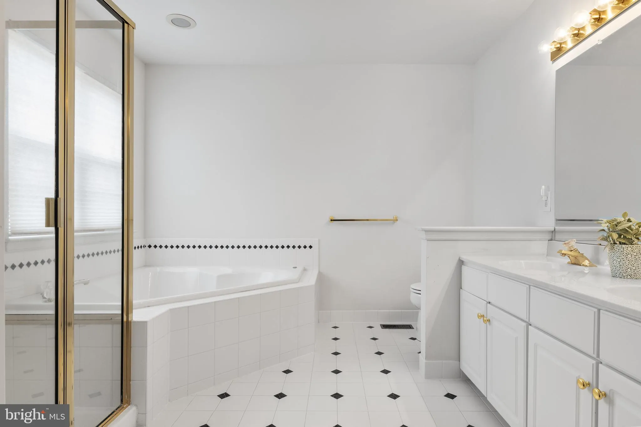 Cherry Hill, New Jersey 08003, United States, 3 Bedrooms Bedrooms, ,3 BathroomsBathrooms,Residential,Contingent,99440