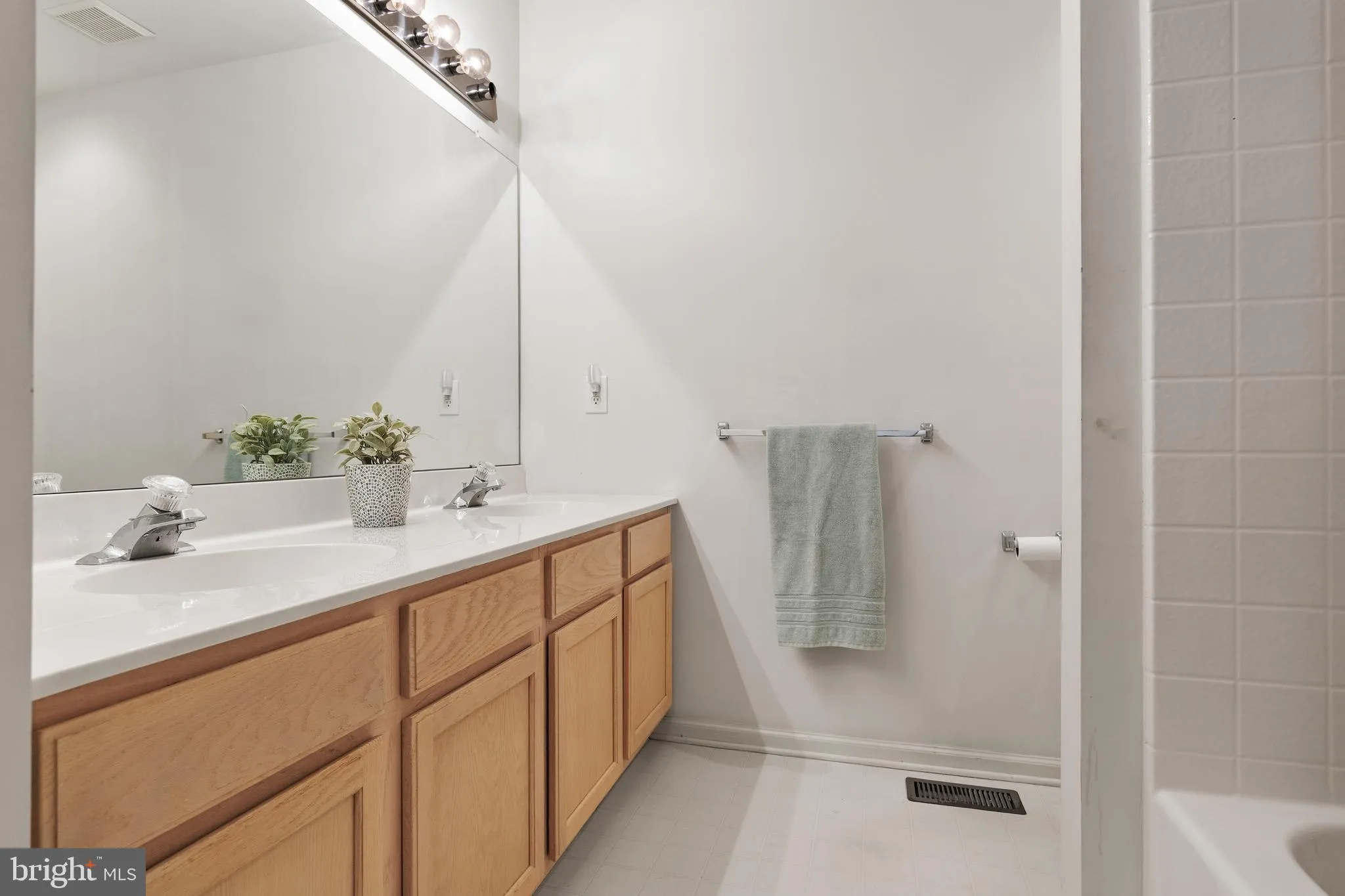 Cherry Hill, New Jersey 08003, United States, 3 Bedrooms Bedrooms, ,3 BathroomsBathrooms,Residential,Contingent,99440