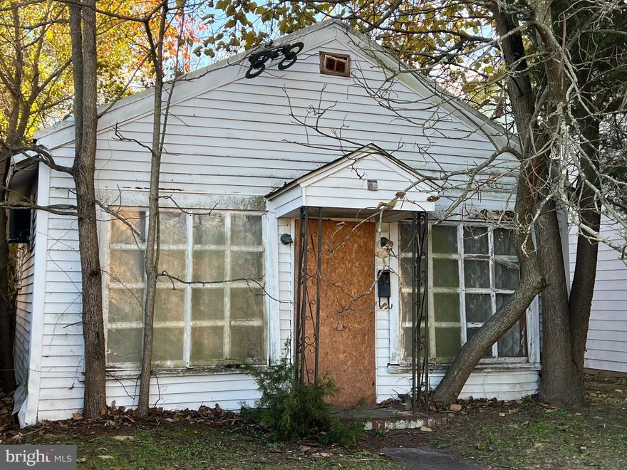 Investors Special
Flippers and Landlords, don't miss this opportunity.  Perfect location.  One bedroom, one bath home ready for your creativity.
Cash sale, completely as is, this home is in need of full rehab.  
There is no interior access at this time.