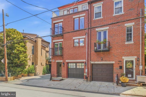 Townhouse For Sale - 913 N Lawrence Street<br/> PHILADELPHIA, PA 19123