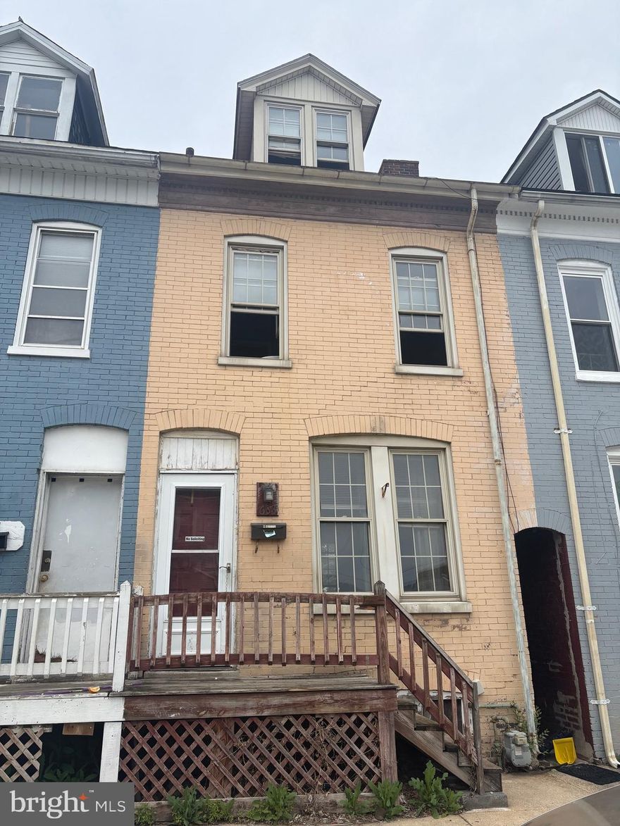 This property is a great opportunity for an investor looking to expand their portfolio or someone ready to begin their real estate investing journey. Located in a convenient and well-connected area of York, the home offers strong potential thanks to its accessibility and nearby amenities. Within a one-mile radius, you’ll find a middle school, a local park, a gas station, and a nearby bus stop, making it an attractive location for future buyers and long-term renters.