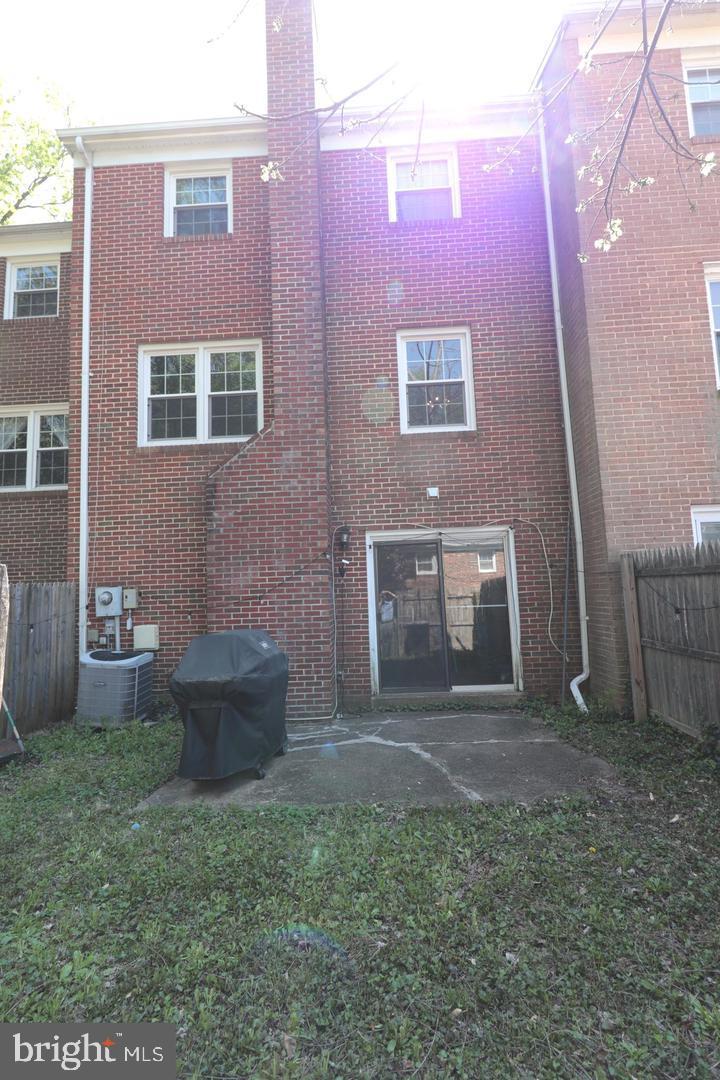 TOWNES OF ORANGE HUNT - Residential Lease