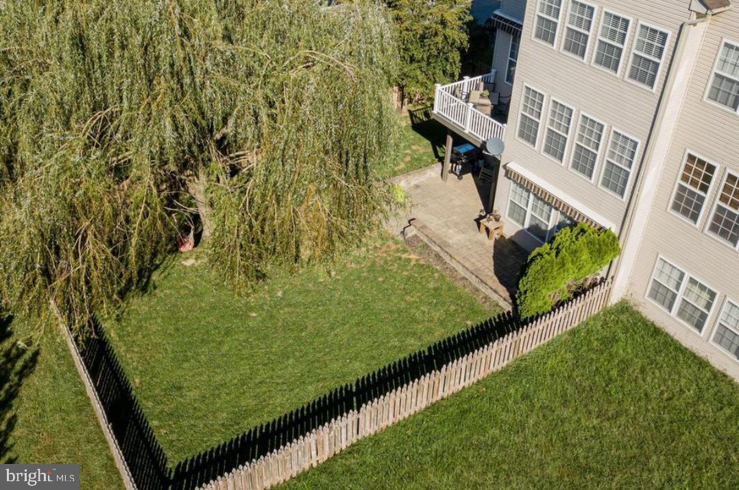 6 LAUREL WAY