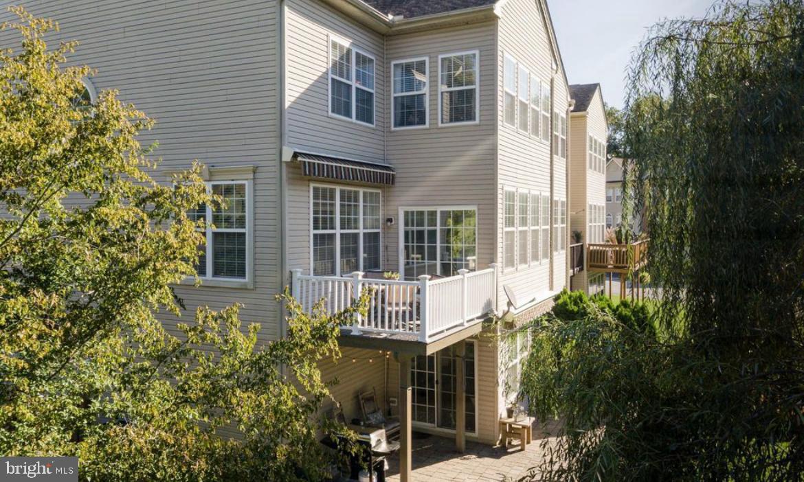 6 LAUREL WAY