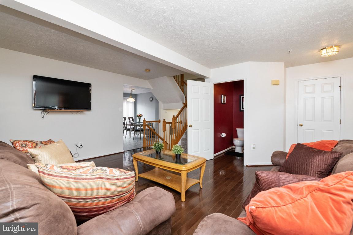 HOLLY WOODS - Residential