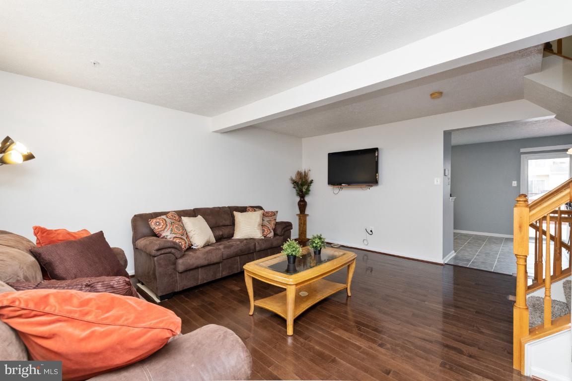 HOLLY WOODS - Residential