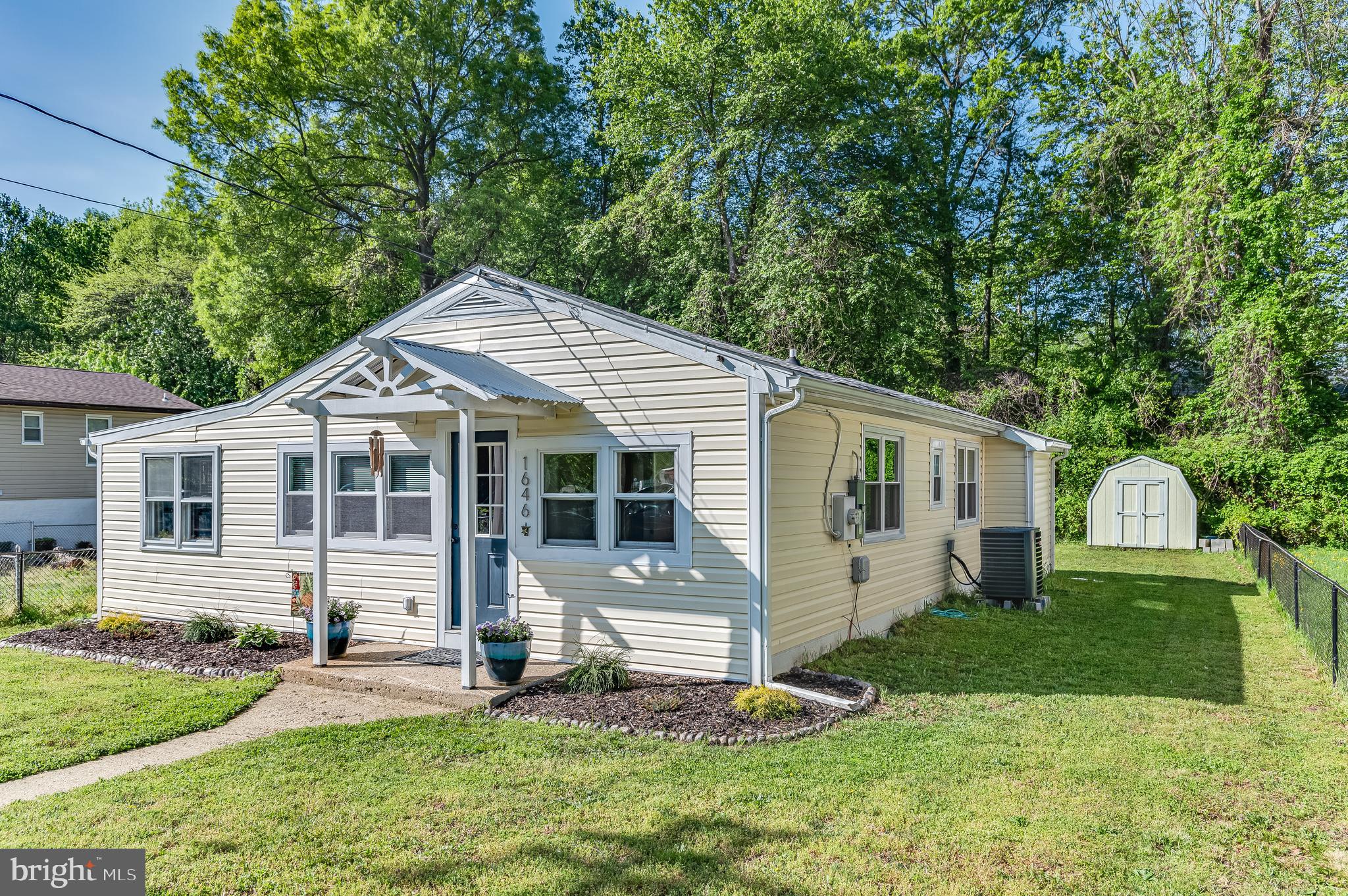 WOODLAND BEACH - Residential