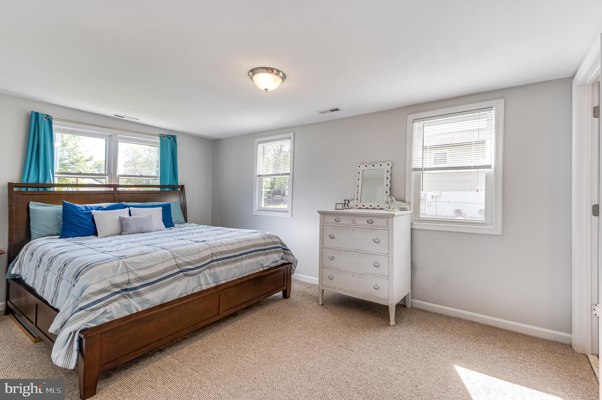 WOODLAND BEACH - Residential