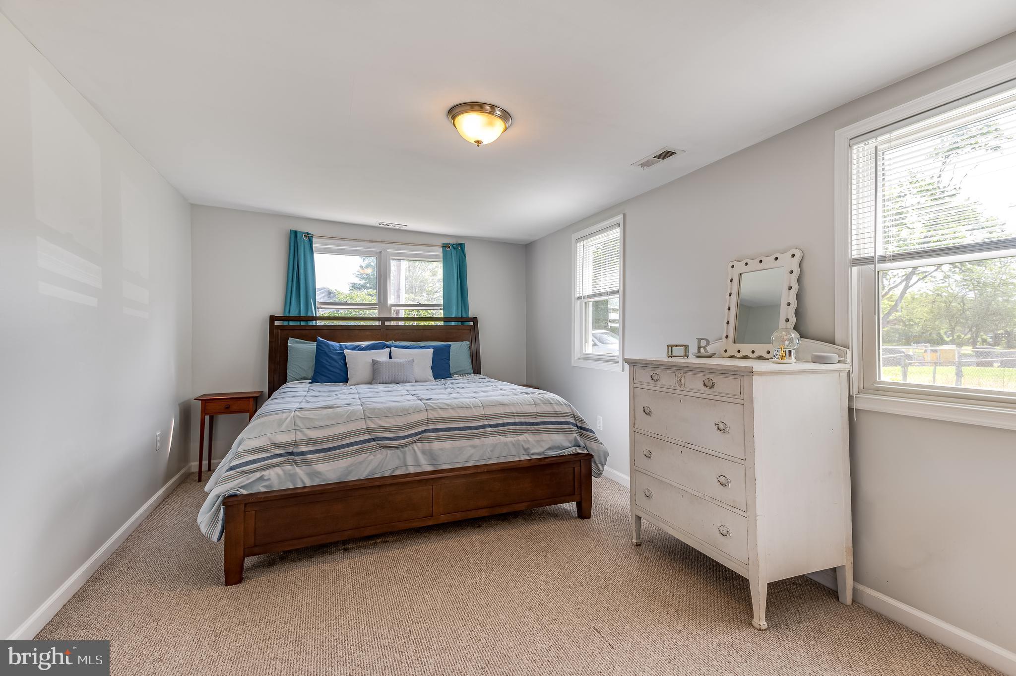 WOODLAND BEACH - Residential