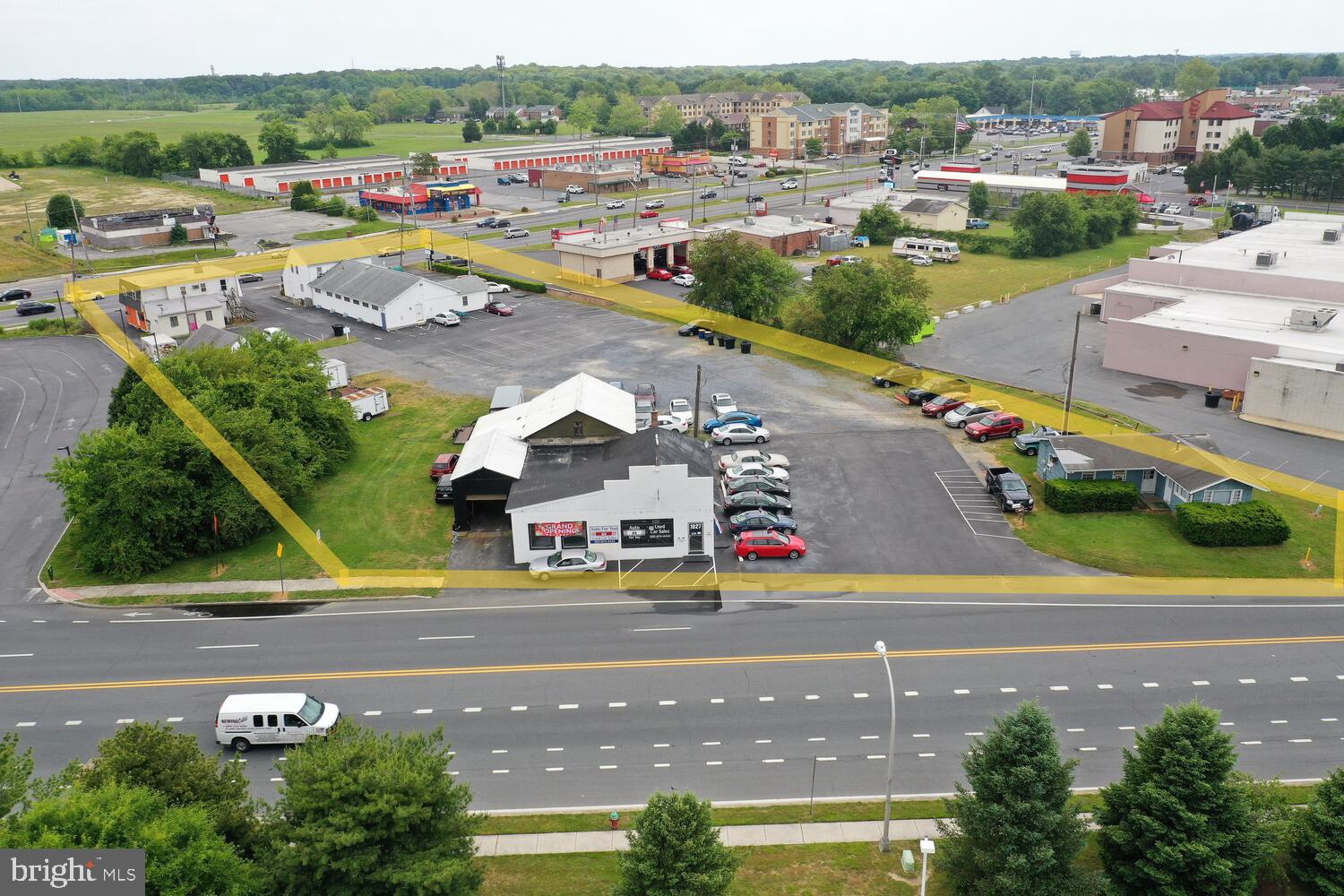 Main image without alt text