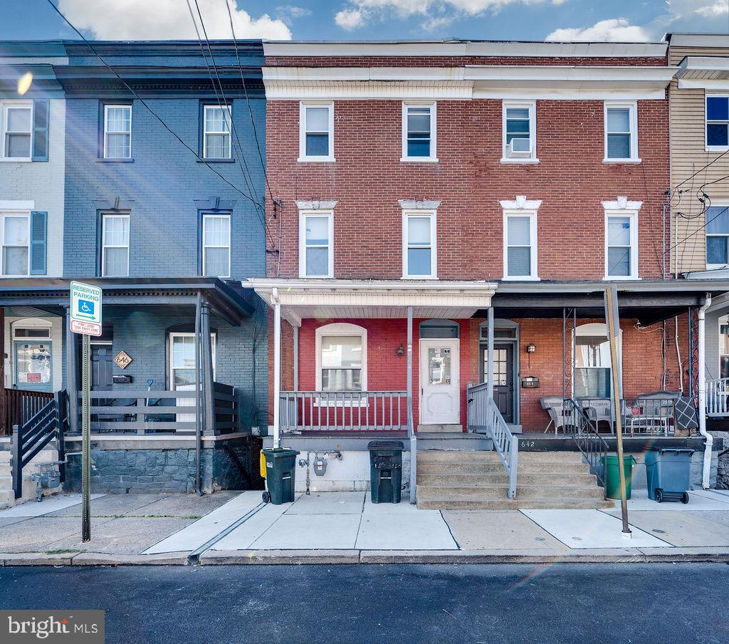 5BD, 1BA, 3-level townhouse in Lancaster, PA. Needs work but solid bones—perfect for investors or buyers ready to add sweat equity. Cash or conventional sale, sold AS-IS. Great opportunity to customize and build value! Contact for details.