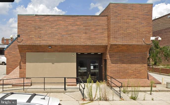 Former Citizens Bank with drive thru and parking lot. Great for bank, coffee shop, food, medical.