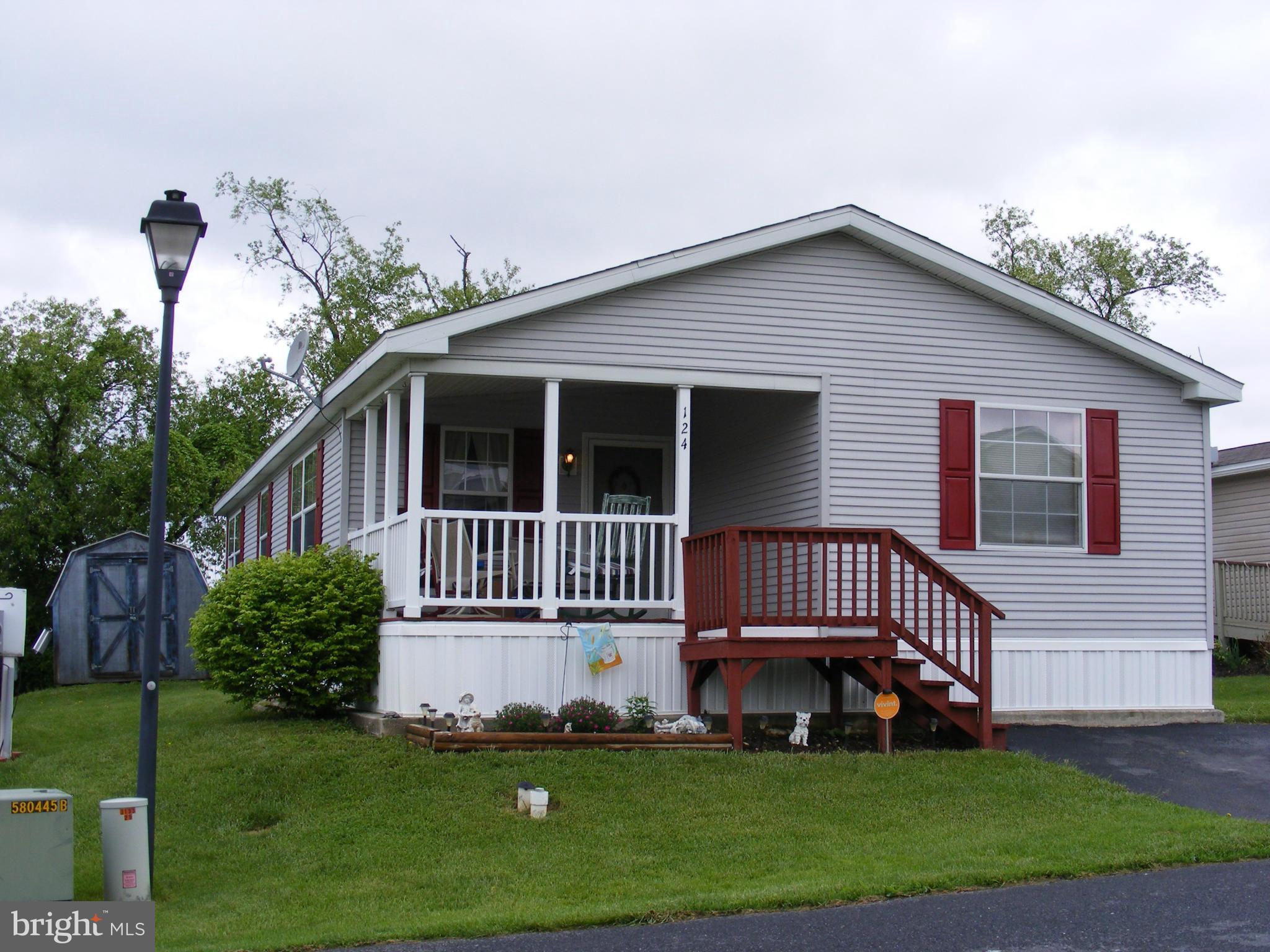 Well maintained mobile home on rented lot. One floor living with a great neighbor hood for walking . Easy living so you can enjoy life! Must be approved by Meadow Breeze for ground lease.