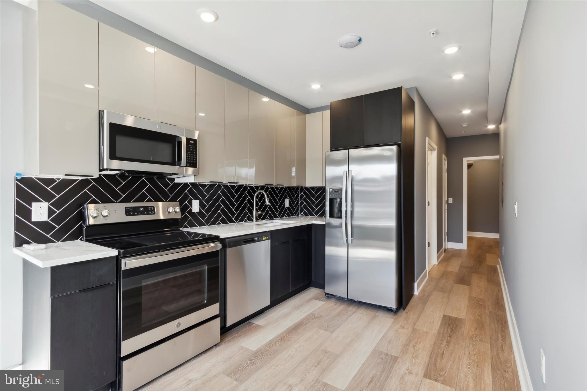 Welcome to 1615 Poplar - where sophistication meets contemporary living! Our thoughtfully designed complex boasts creative details, modern features, and sleek luxury designs. Enjoy a range of desirable city amenities, including stunning roofdecks and beautifully laid-out living spaces, kitchens, and bedrooms. Don't miss the opportunity to reside in the heart of Francisville/Fairmount, immersing yourself in the best the area has to offer. Unit 2 is an ideal choice for those seeking both space and privacy. Revel in the open-concept kitchen and living area, with a bedroom conveniently located down the hall and an abundance of natural light throughout..