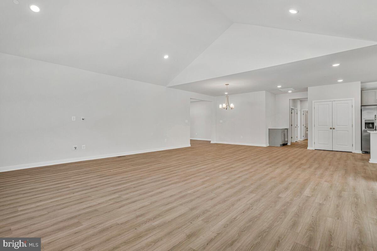 QUEEN ANNE COLONY - Residential