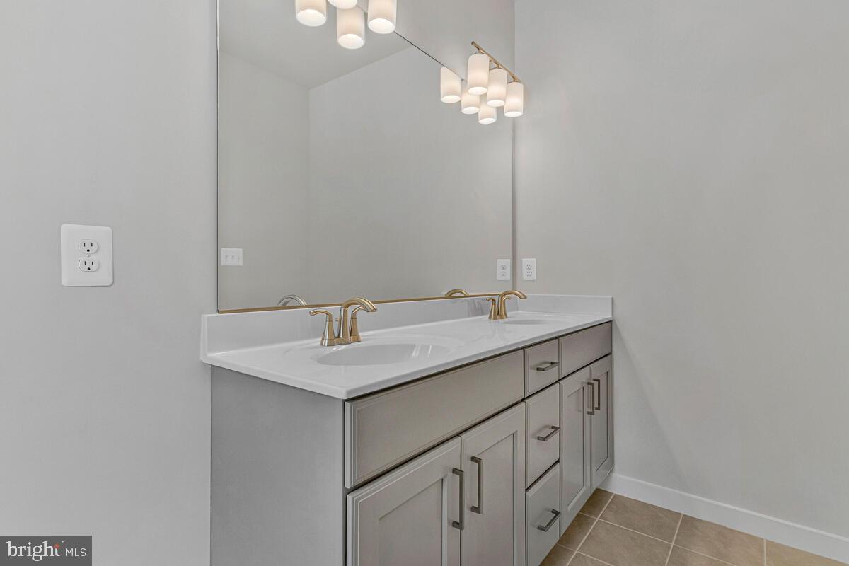 QUEEN ANNE COLONY - Residential