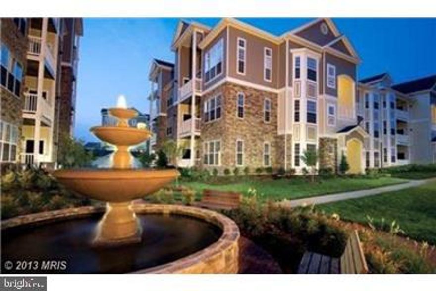 Amazing 1bedroom with a loft in the fabulous Stratford Club Community. Upgraded for the person with impeccable taste. Large rooms, vaulted ceilings, hardwoods, dual vanity raised vessel sinks, roman tub, loft, granite, stainless steel, balcony with views. Comm. Pool, hot tub, billiard, and exercise room, large lake.* Pets welcome*case by case