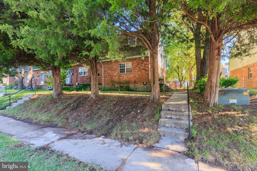 AMAZING INVESTMENT OPPORTUNITY!! Seller is looking for a serious investor or a handy homeowner that is seeking a great investment opportunity. This property can be fixed up and resold for quick cash, rented for great cash flow, or made into a great home for a family! Property will be sold AS - IS. Seller will not consider any inspection contingencies and will only consider cash or private money offers. Property is vacant and easy to show so schedule your showing today!
**MULTIPLE OFFERS - Seller is asking for highest and best offers through Wednesday 10/12 at 5pm**