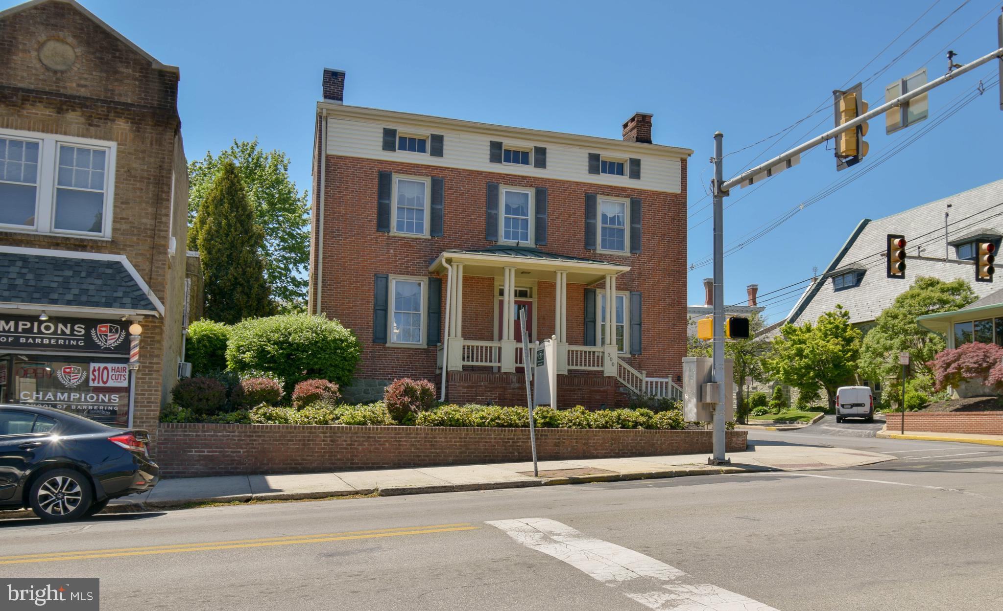 Main image without alt text