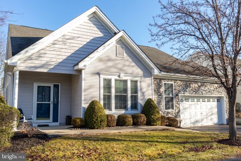 Photo of 43 Chickadee Way, HAMILTON, NJ 08690 (MLS # NJME2071112)