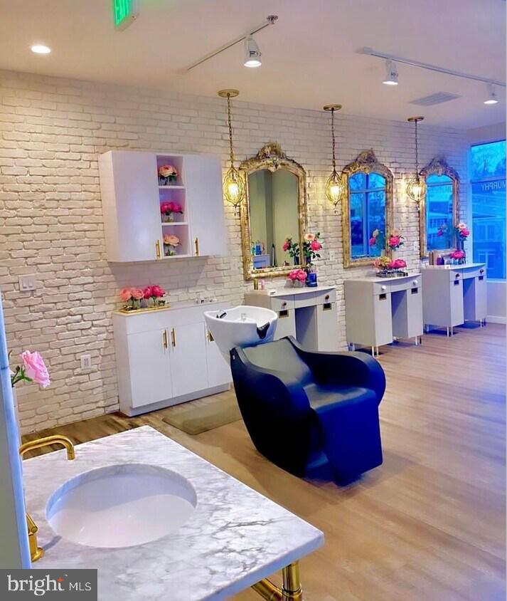 7121 LEESBURG PIKE E 2-1