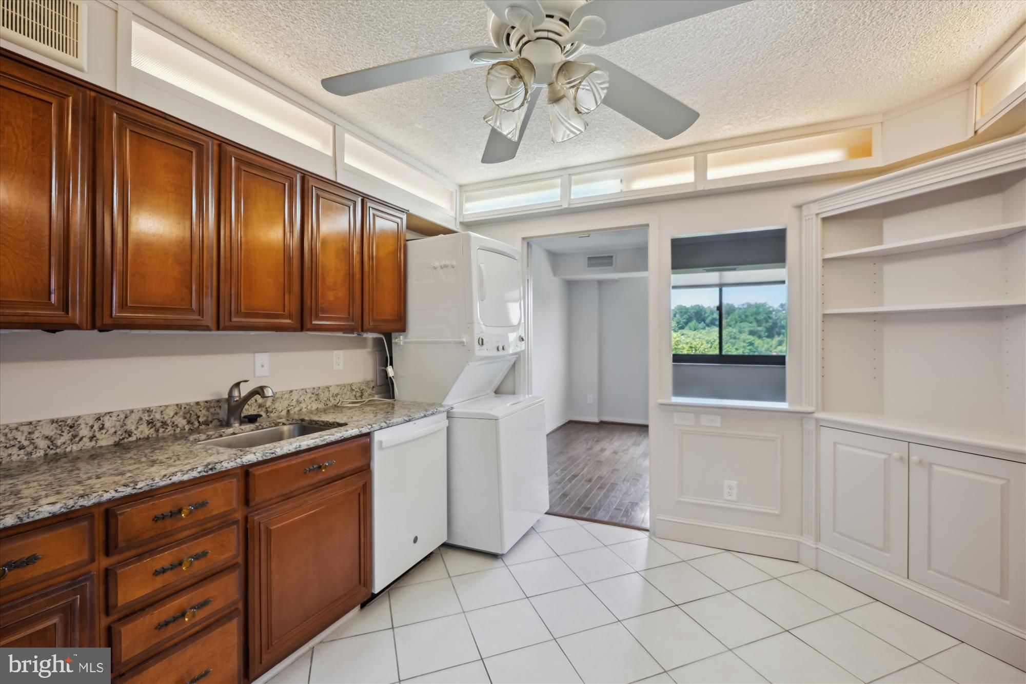 WESTLAKE TOWERS - Residential