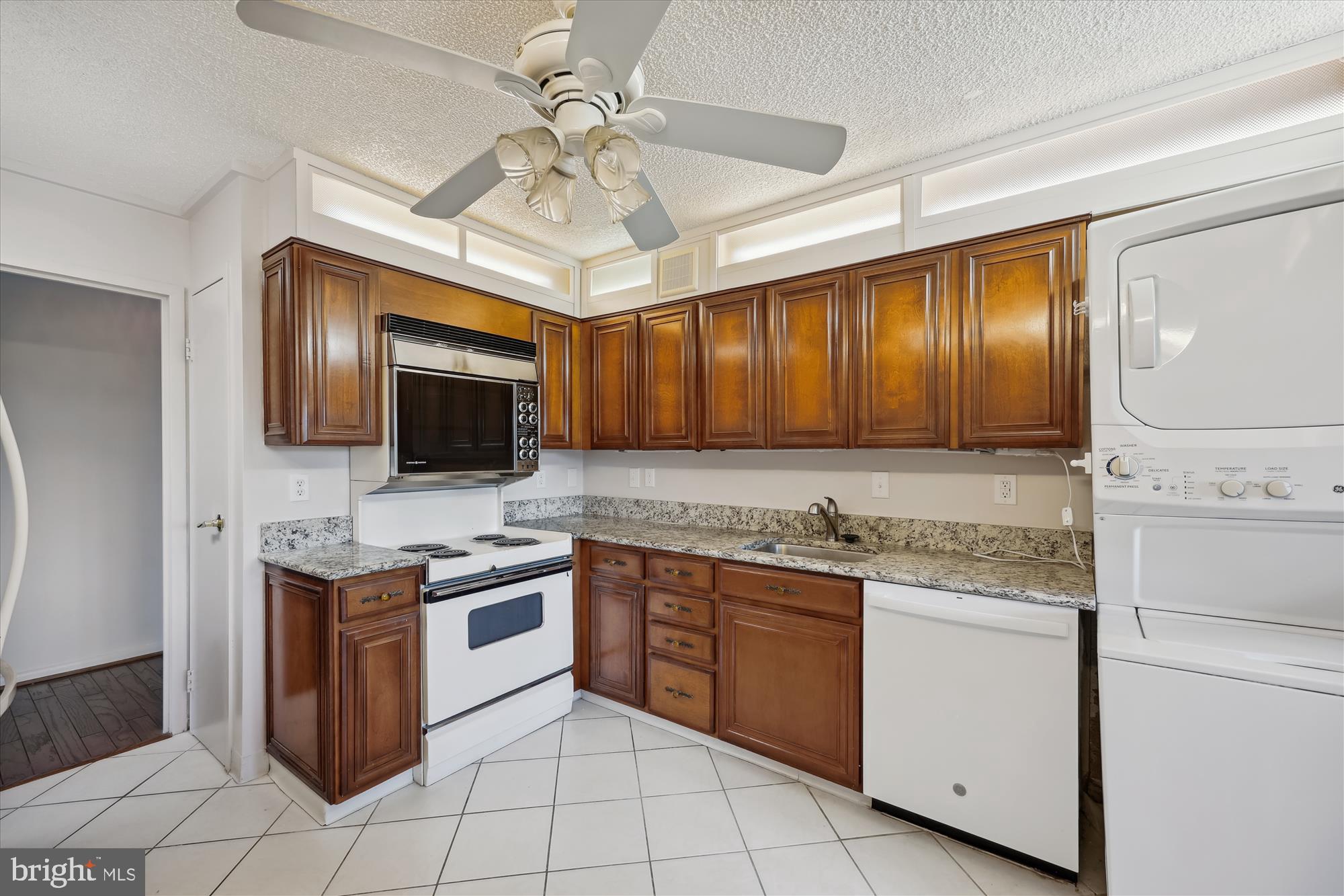 WESTLAKE TOWERS - Residential