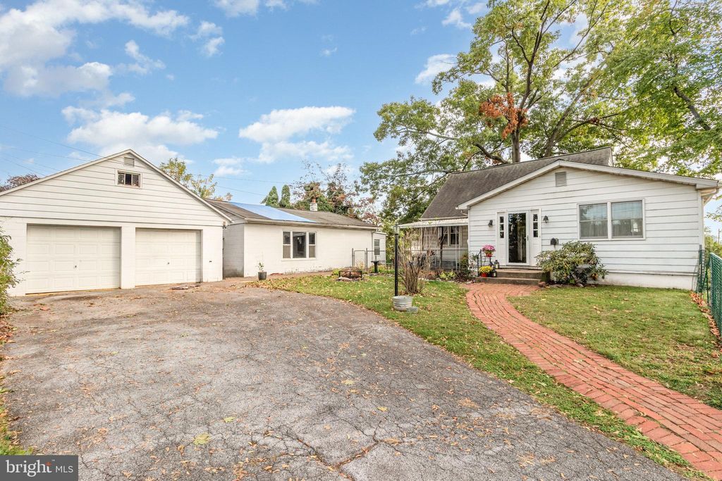 Photo of 105 Oak Hill Drive, MIDDLETOWN, PA 17057 (MLS # PADA2049388)