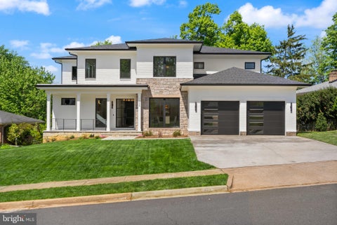 Photo of 1324 Titania Lane, MCLEAN, VA 22102 (MLS # VAFX2306792)