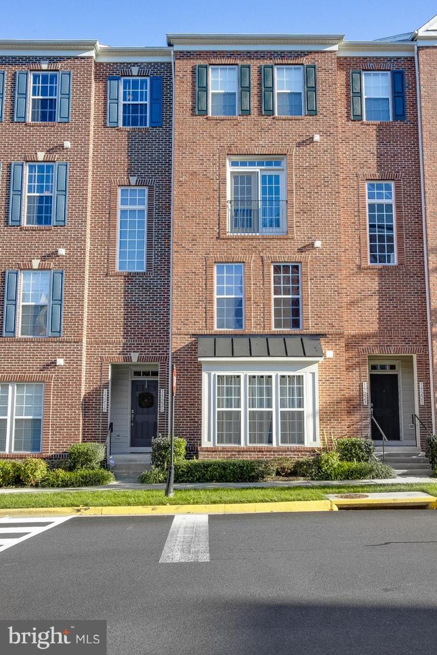 PRINCE WILLIAM PREMIER, GATED COMMUNITY W/ MAINTENANCE FREE LIVING & LOADS OF AMENITIES  TO INCLUDE INDOOR POO, CLIMBING WALL, OUTDOOR POOL WITH SUNDECK, CLUBHOUSE AND FITNESS ROOM. large kitchen with center island and custom backsplash. Upgraded lighting. Luxury master bath w/ spa shower. Built in surround sound in the family room. Wood floors on main level.