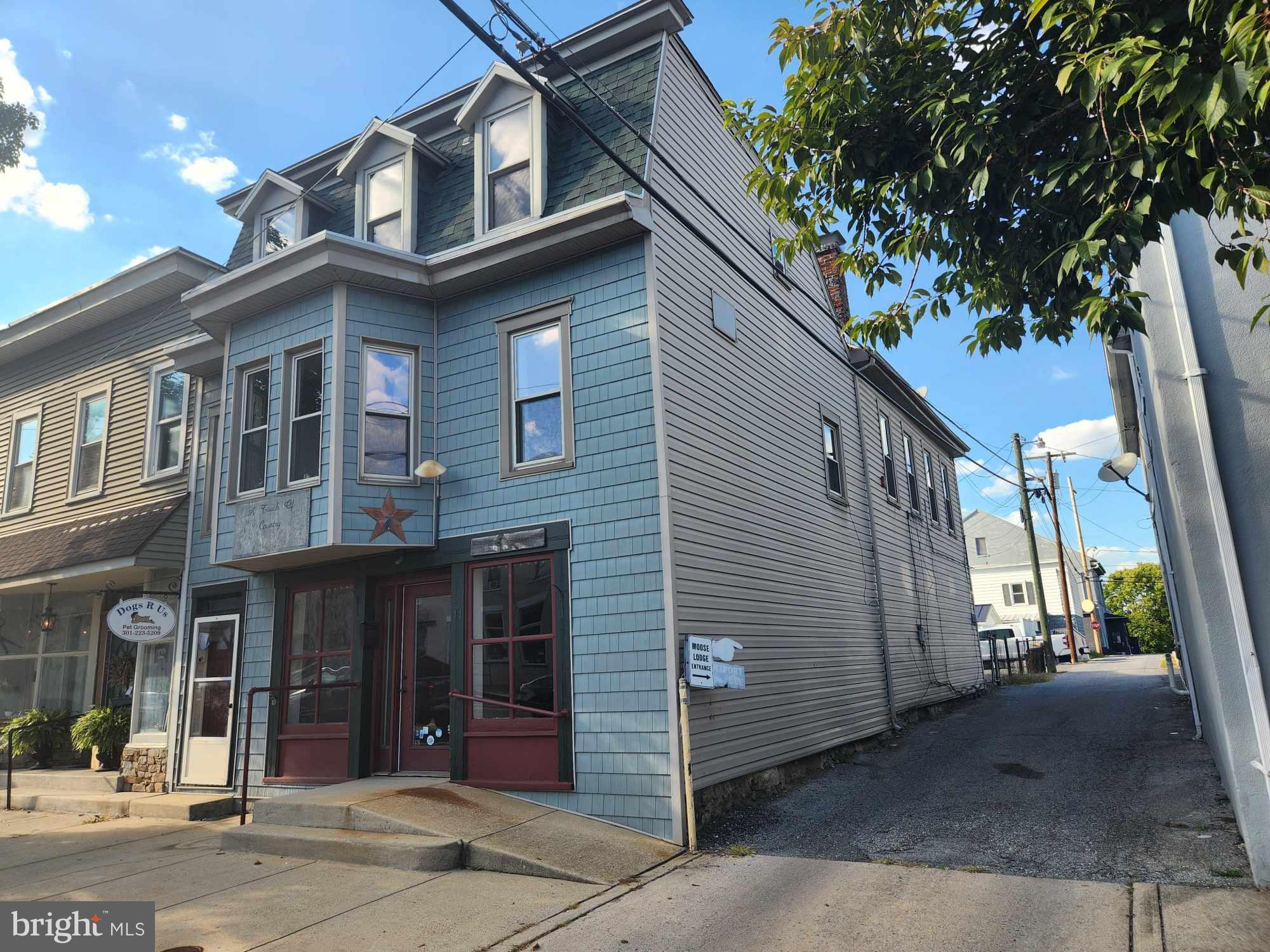 Main image without alt text