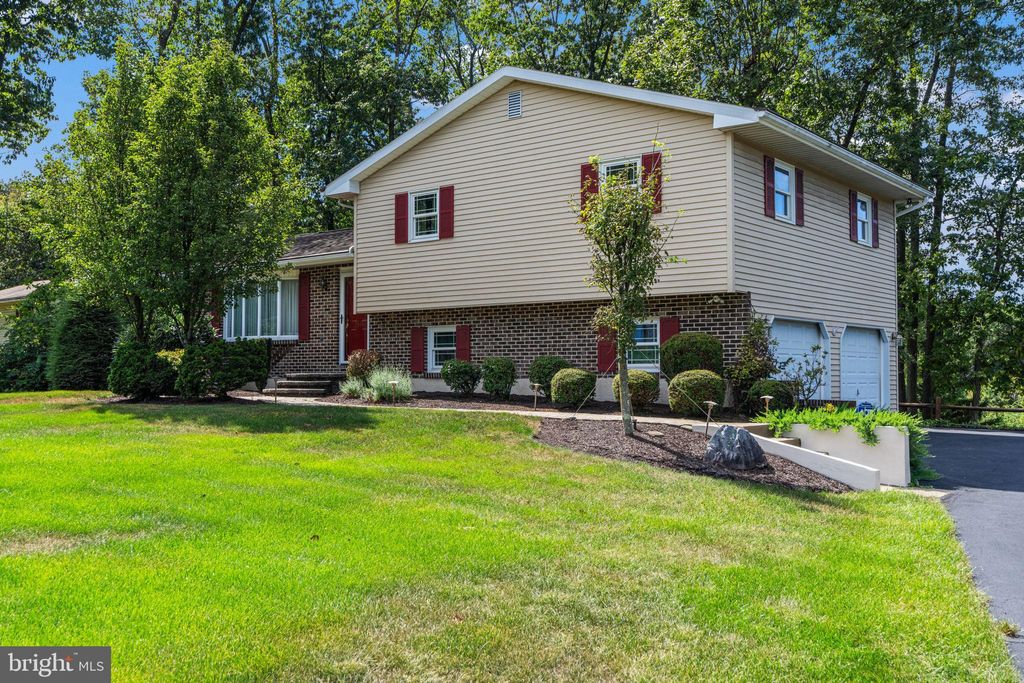 Photo of 3546 Oak Ridge Drive, SLATINGTON, PA 18080 (MLS # PALH2013422)