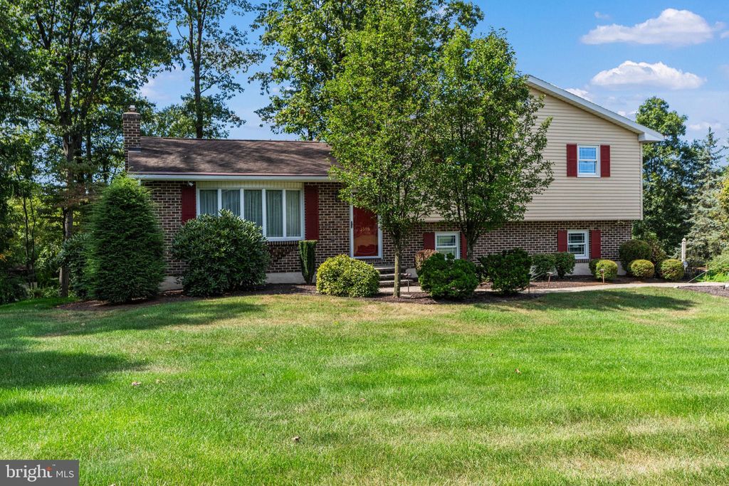 Photo of 3546 Oak Ridge Drive, SLATINGTON, PA 18080 (MLS # PALH2013422)