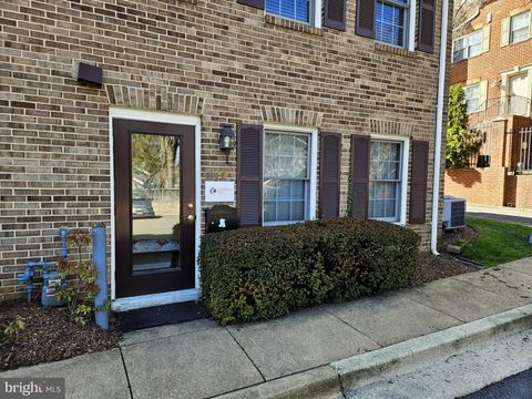 Photo of 5315 Langston Boulevard #B, ARLINGTON, VA 22207 (MLS # VAAR2070342)