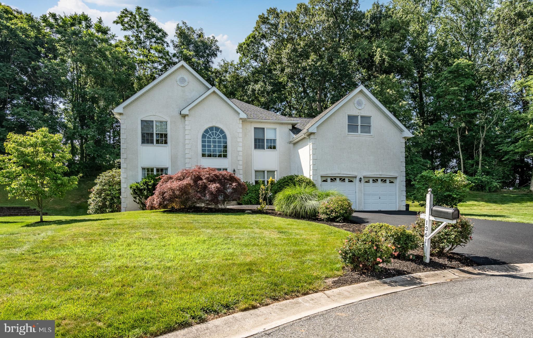 1361 WOODED KNOLLS