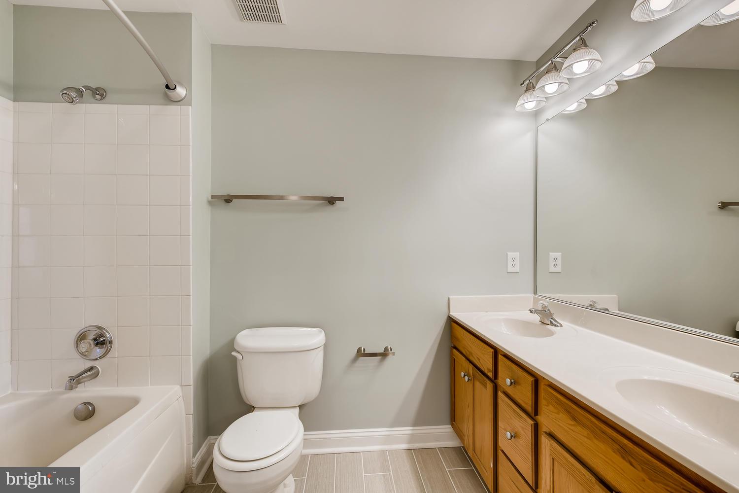 CAMDEN CROSSING - Residential Lease