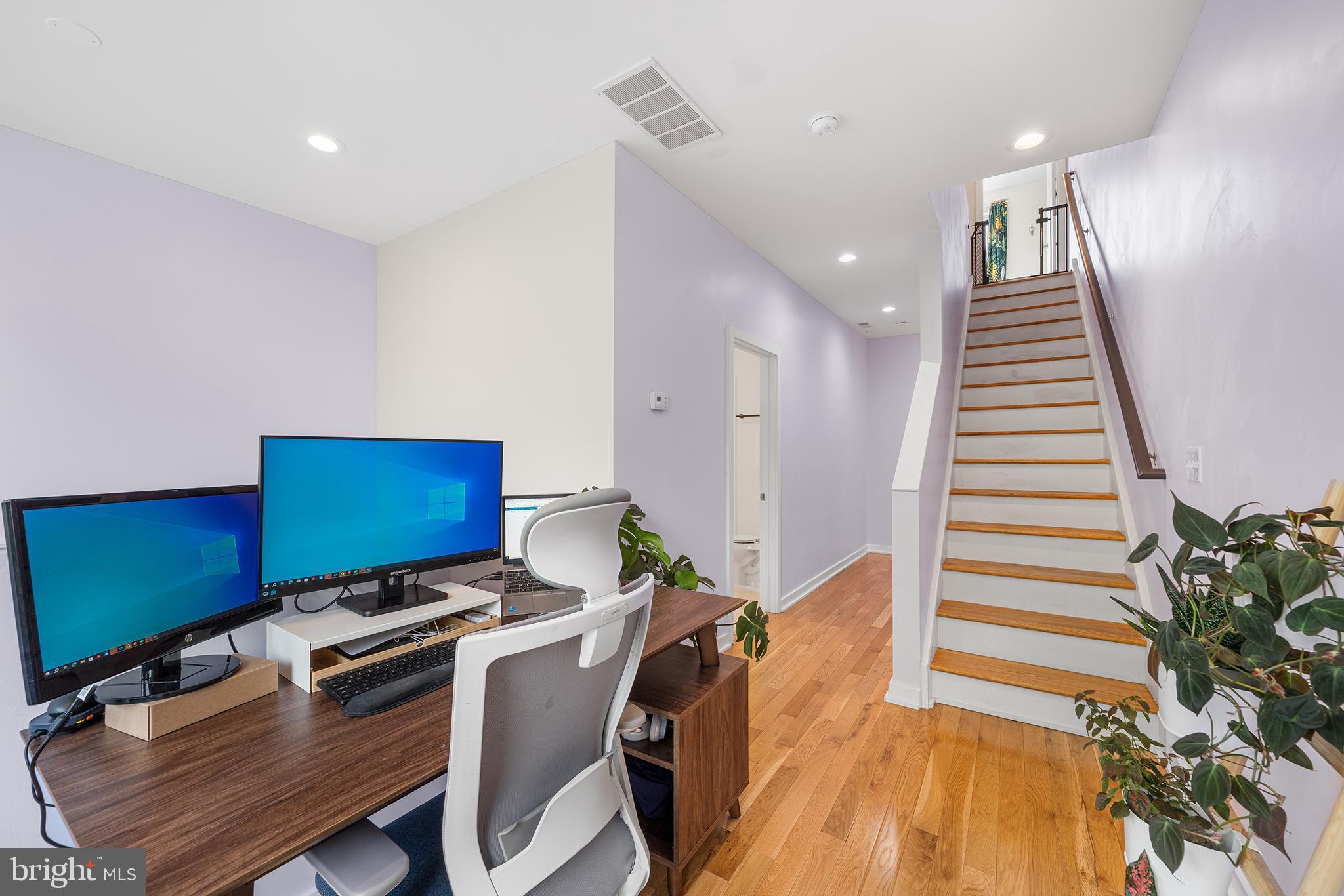 EAST KENSINGTON - Residential
