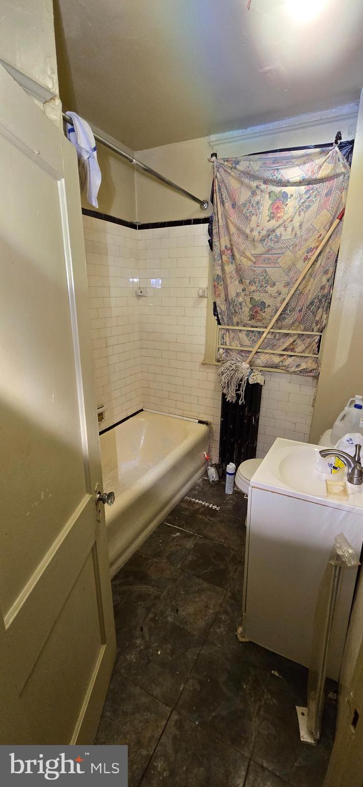 LOGAN - Commercial Sale