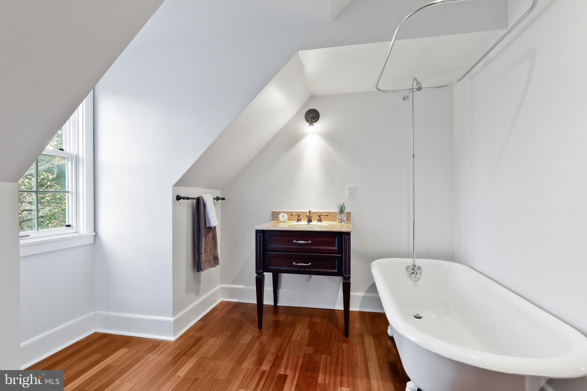 ROLAND PARK - Residential