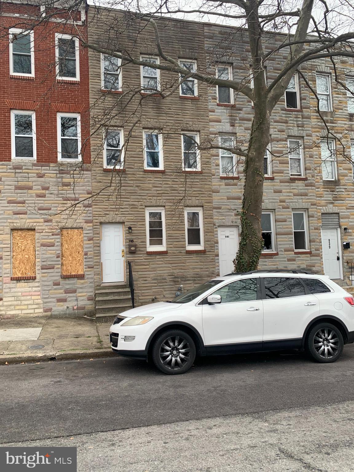 Own 2 unit for the price of one
Row home with 4 bedrooms and two full bathroom , hard wood floor on main lever , ceramic title on bathroom flor , and more come .