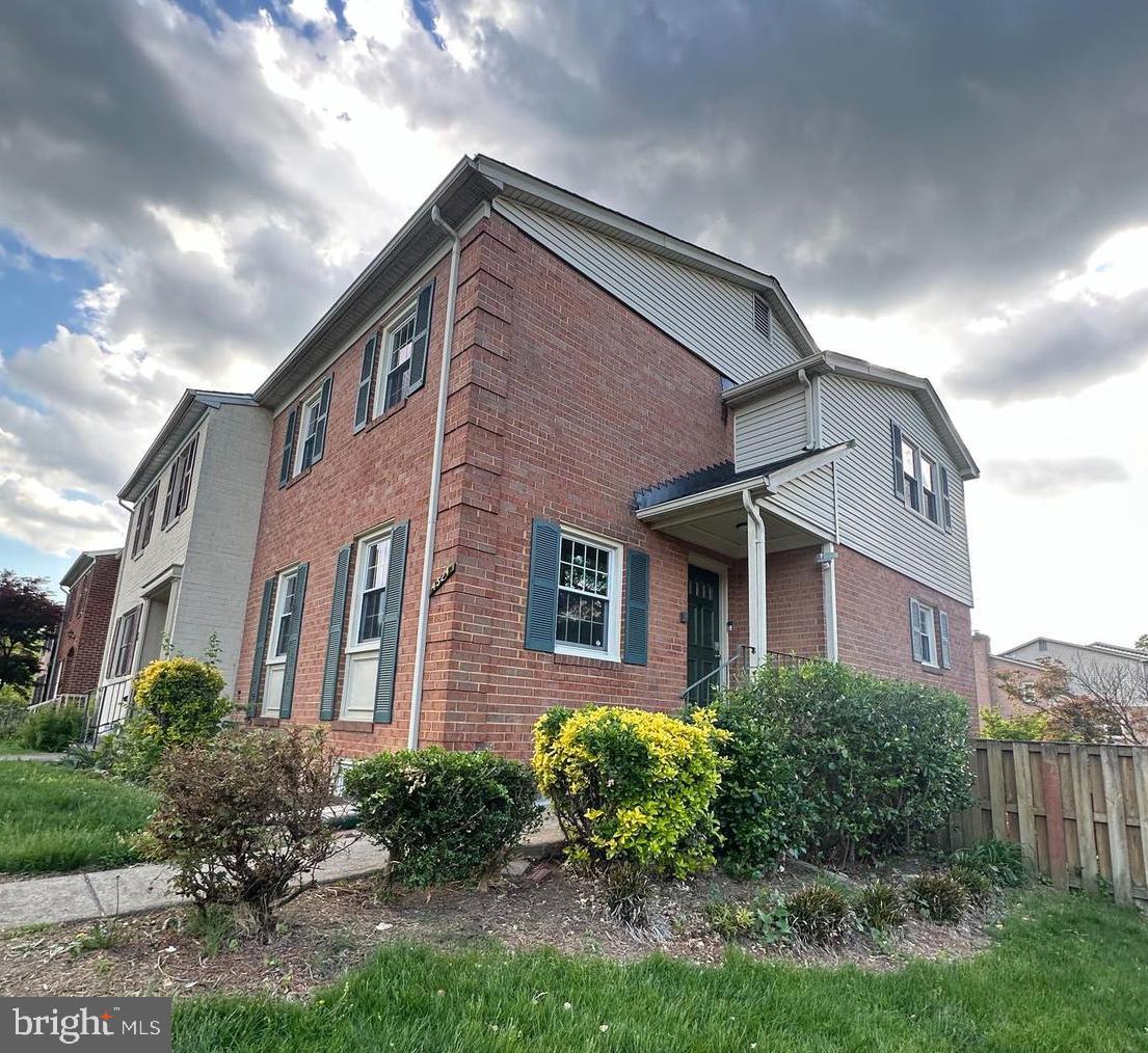 ROYAL COURT - Residential