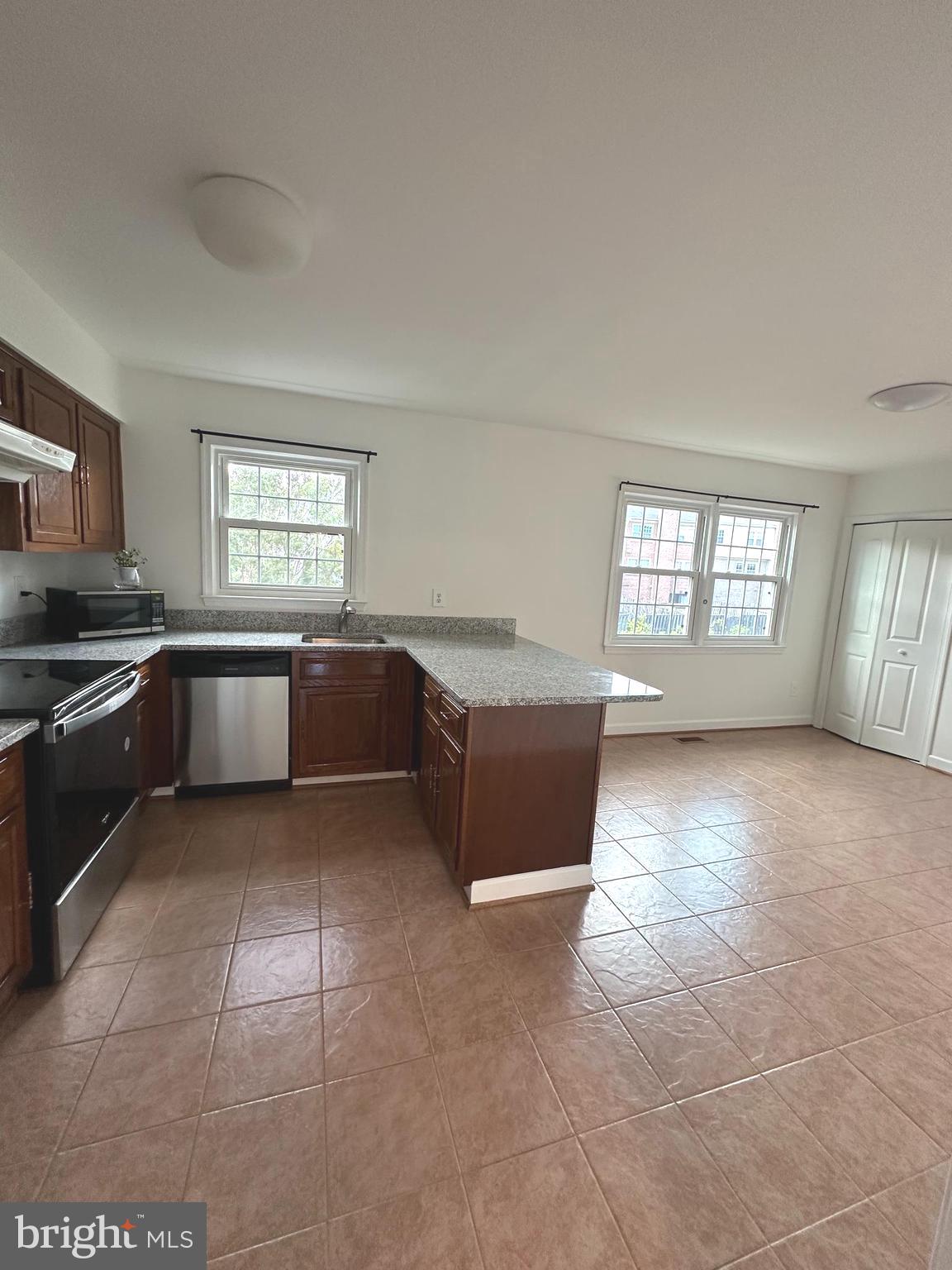 ROYAL COURT - Residential