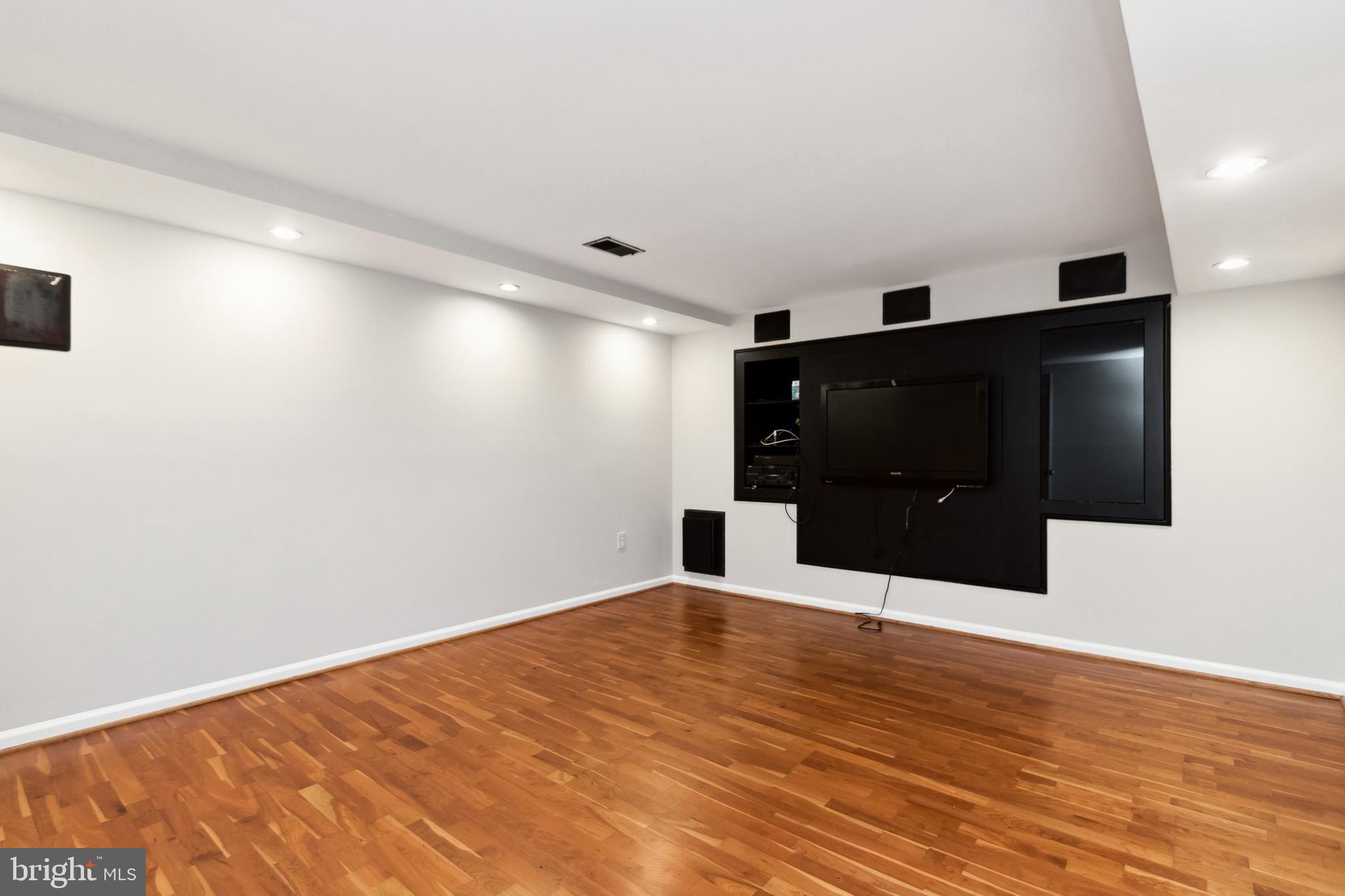 EDGEMOORE MANOR - Residential