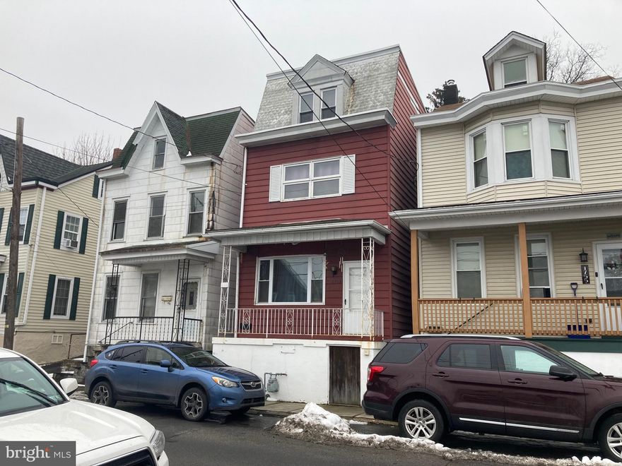 4 Bedroom, 1.5 Bath Home in Pottsville, PA.  Move in ready.  Low taxes.  Economical gas heat.  Close proximity to 61 & 81 for easy travel.  Less than 3 hours to NYC & Philly.   Call for details!
