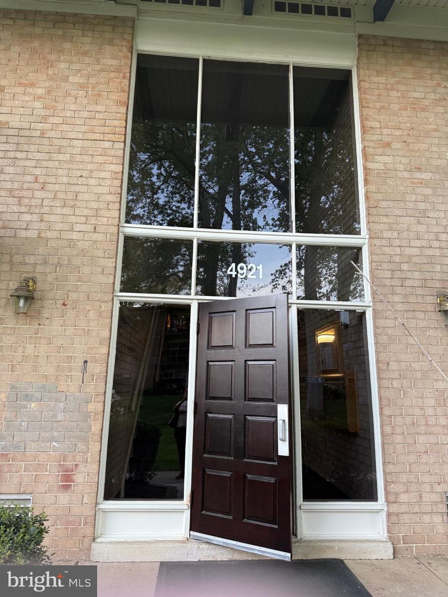 Bright and open updated 2 Bedrooms layout with 10+ ft ceiling.  Close proximity to local shopping centers, schools, and easy access to the highway. Kitchen opens out to a combined Living room and Dining room area. Updates = Hardwood floors (2017), freshly painted (2025), Grey carpet  (2022), new Dining Rm chandelier and bathroom vanity (2017).  Community pool & multiple playgrounds very close to home. Condo fee includes water & gas. Up to 3 parking spots available with 1 guest parking.