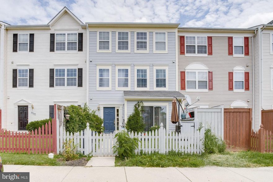 Own this beautiful townhome in the desirable Wellington Trace Development. Walk to elementary school, near interstate, community pool and clubhouse. Master bath has a Jacuzzi tub.Heat and A/C have been serviced yearly. New siding 2018, washer and dryer 2017, refrig and dishwasher 3-4 years old.