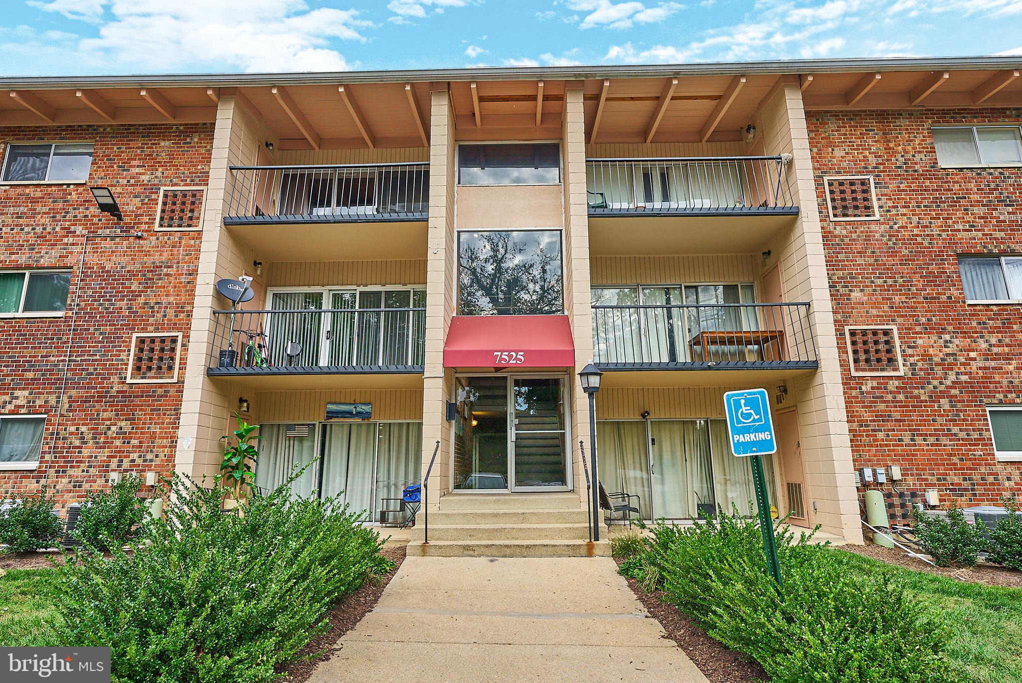 Cozy 2BR, 1BA condo in New Carrollton's Frenchman's Creek subdivision. Features: fresh paint throughout .Recent renovations include; Kitchen counters, Dishwasher,Range\Oven kitchen floors, and living room Hard wood floors; lovely wooden beam ceilings throughout; high-end washer/dryer in unit; master bedroom with walk-in closet; swimming pool, basketball and tennis courts included in compound.Water bill included; electric/gas not included. Near to 495 Beltway, 295 Parkway and NC Metro.