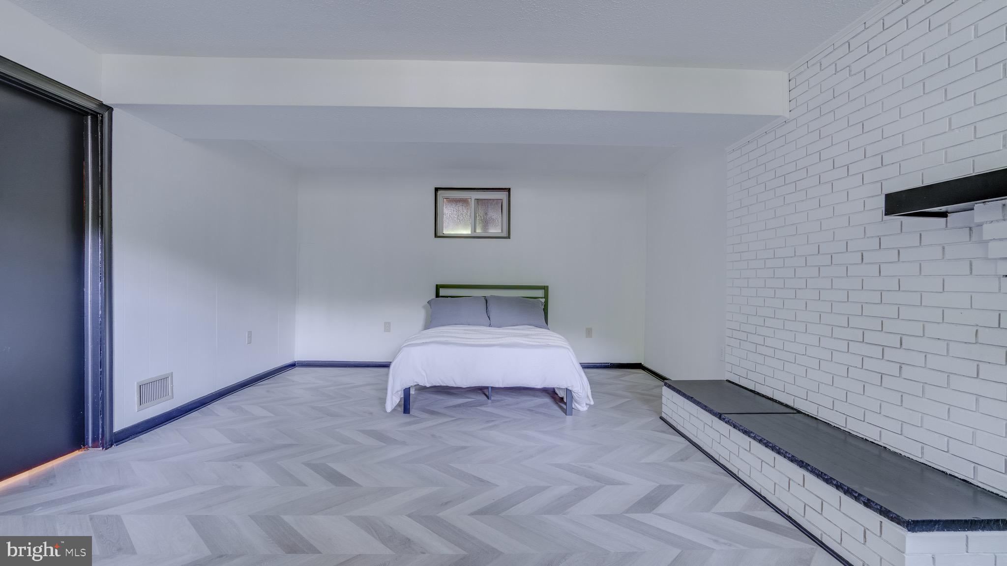 CHALET WOODS - Residential Lease